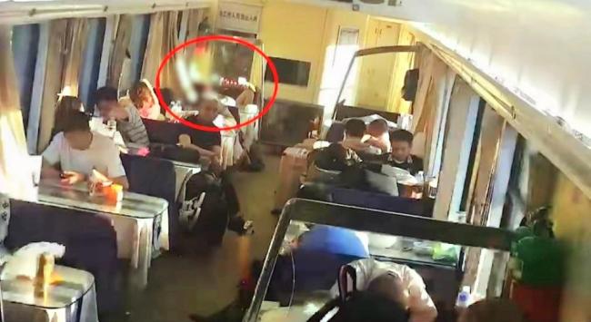 男子列车上猥亵两名女乘客被行拘10日 警方果断处置