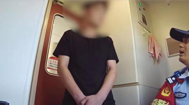 男子列车上猥亵两名女乘客被行拘10日 警方果断处置