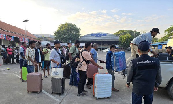 股门在线 缅甸军方突击KK园区, 引发大规模逃亡: 已有超800人逃入泰国, 有人在边境河流溺亡